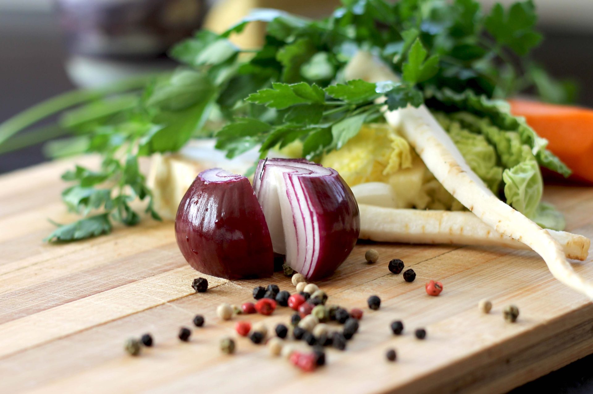 sliced-onion-with-reddish-background